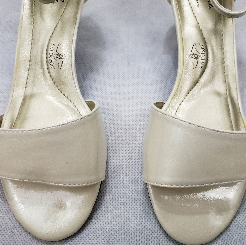 NWOB Soft Style by Hush Puppies Ivory 6.5 Wide - Picture 2 of 8